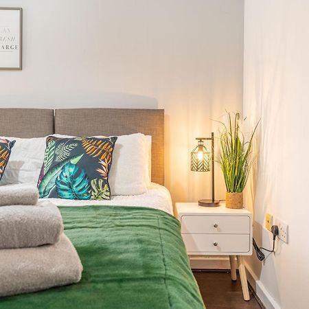 City Centre Flat Ideal For Contractors, Families & Relocators - Disable People Welcome - Free Parking, Fast Wifi, Smart Tv And 2 Bathrooms, 7Min Walk From Train Station! Coventry Exteriör bild